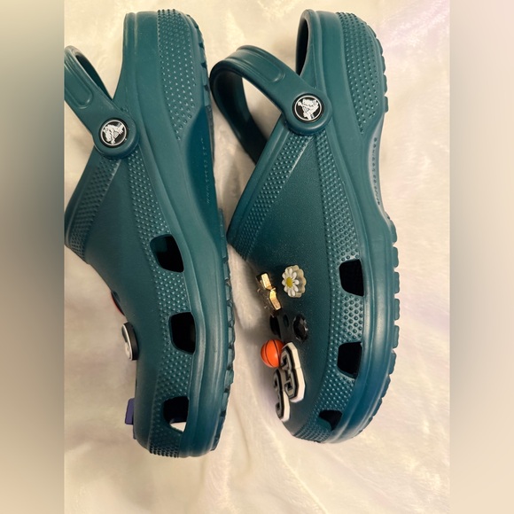 Women’s Green Crocs - Picture 7 of 9
